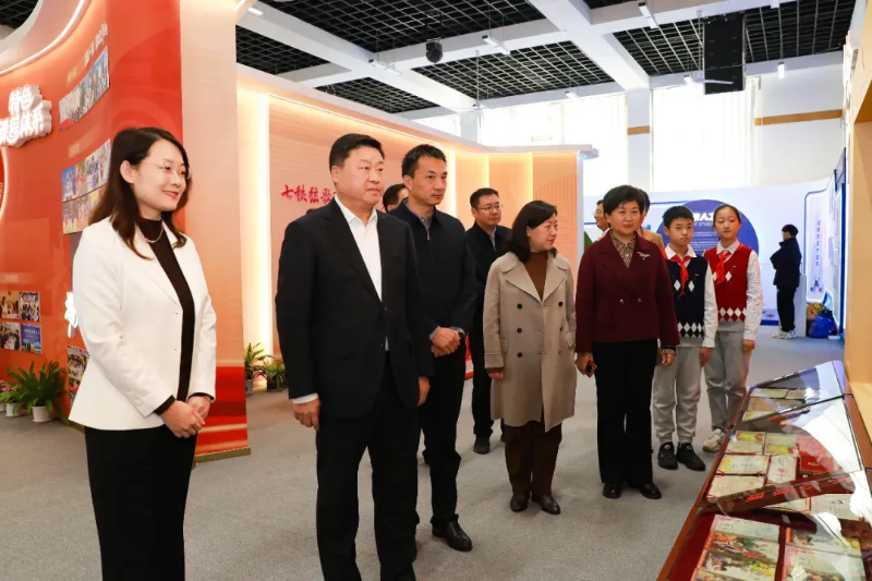 杨传军调研学校并为师生上思政课