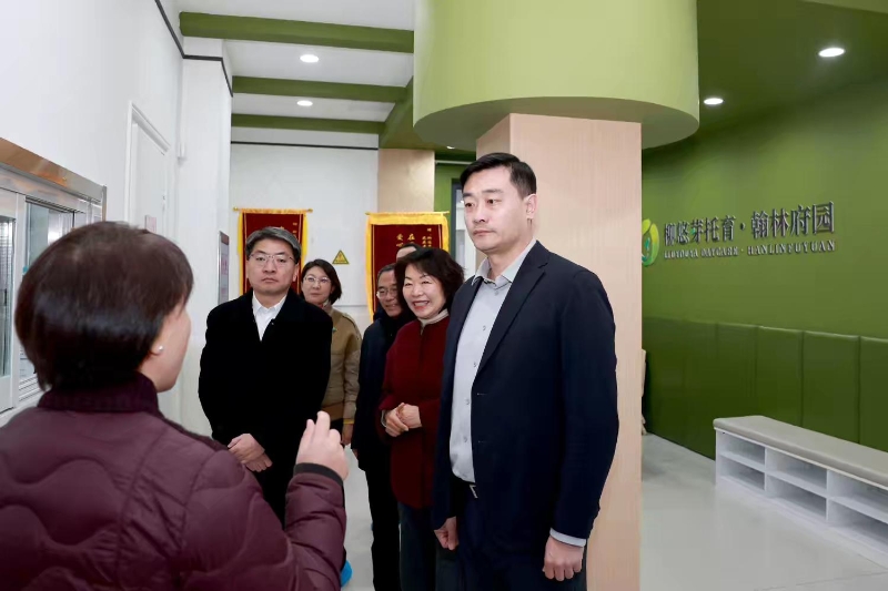 区领导调研社区托育工作