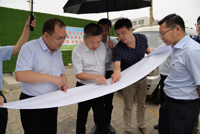 石永先一行先后察看了现代逸城中间道路,华龙路东延