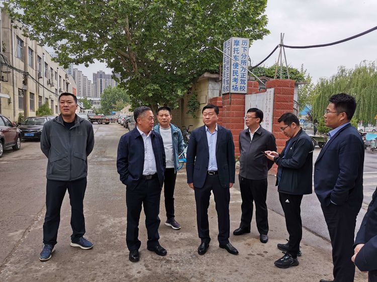 5月3日上午,区委副书记,区长杨传军到智远街道调研,副区长王锐陪同
