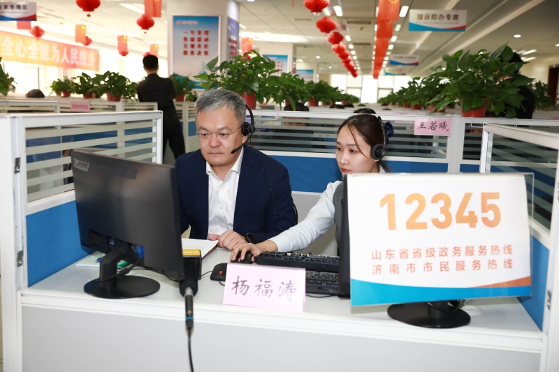区领导接听12345市民服务热线