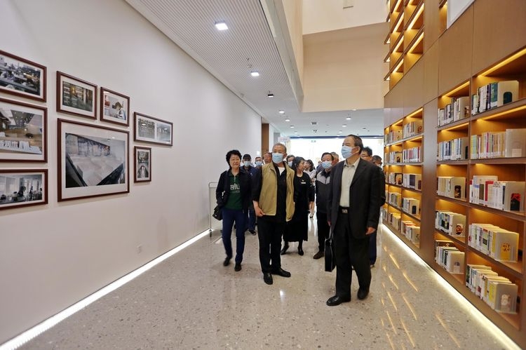 历下区退休老干部莅临我馆参观指导工作